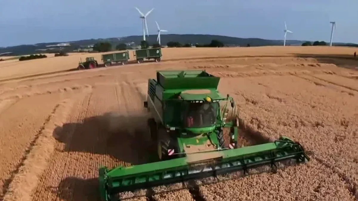 Mähdrescher während der Ernte – Landwirtschaftsfilm von JPR Airworks
